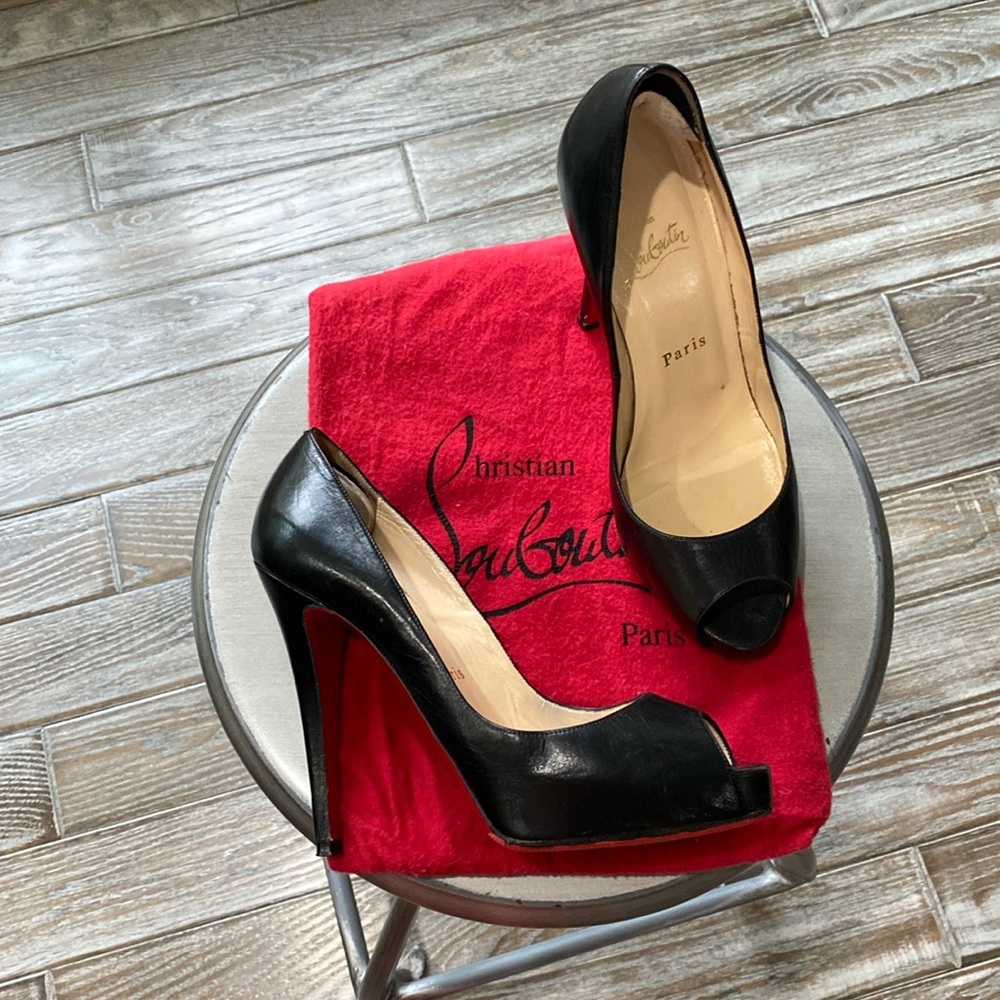 Christian Louboutin peep toe shoe GUC